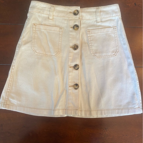 Off white skirt with buttons - Picture 1 of 3